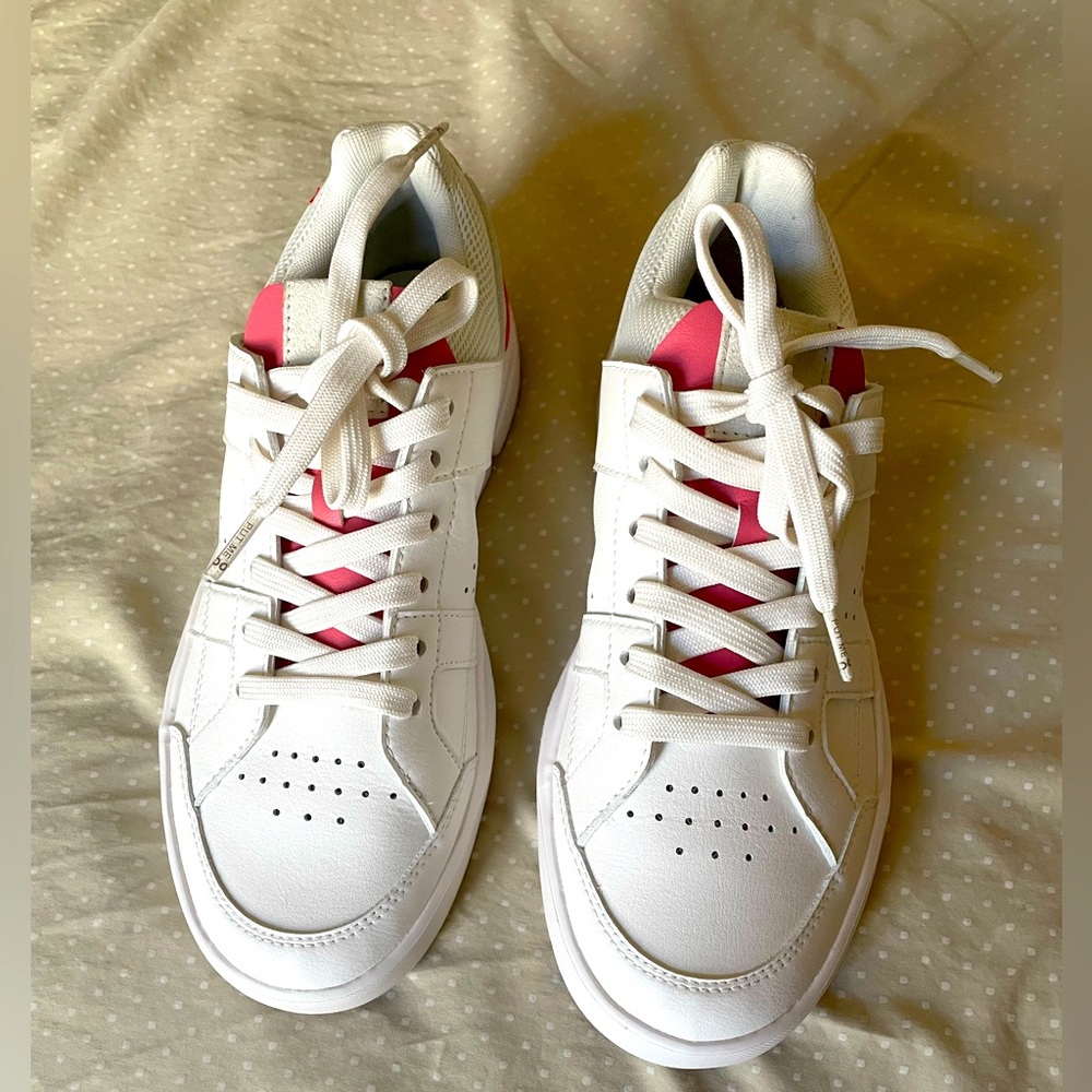 ON the Roger Clubhouse tennis sneakers